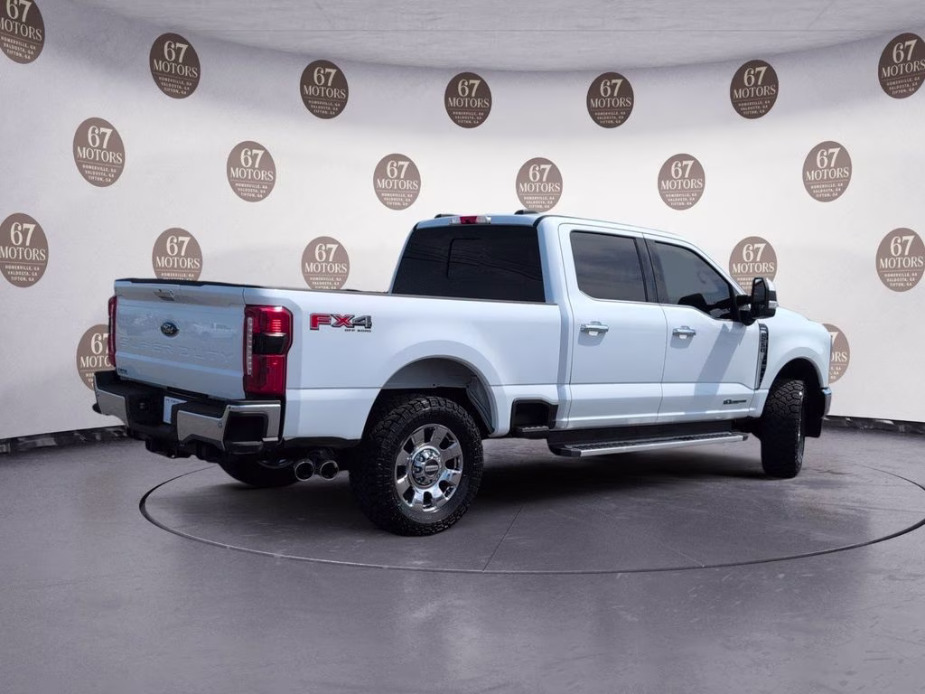 2023 Oxford White Ford Super Duty F-250 SRW Lariat 4X4 Truck