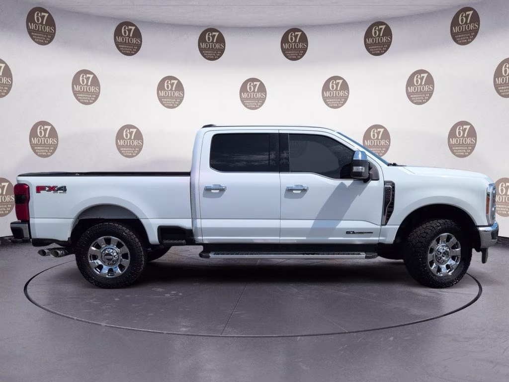 2023 Oxford White Ford Super Duty F-250 SRW Lariat 4X4 Truck