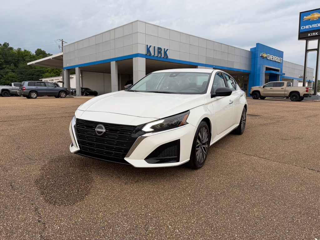 2025 Glacier White Nissan Altima SV FWD Sedan