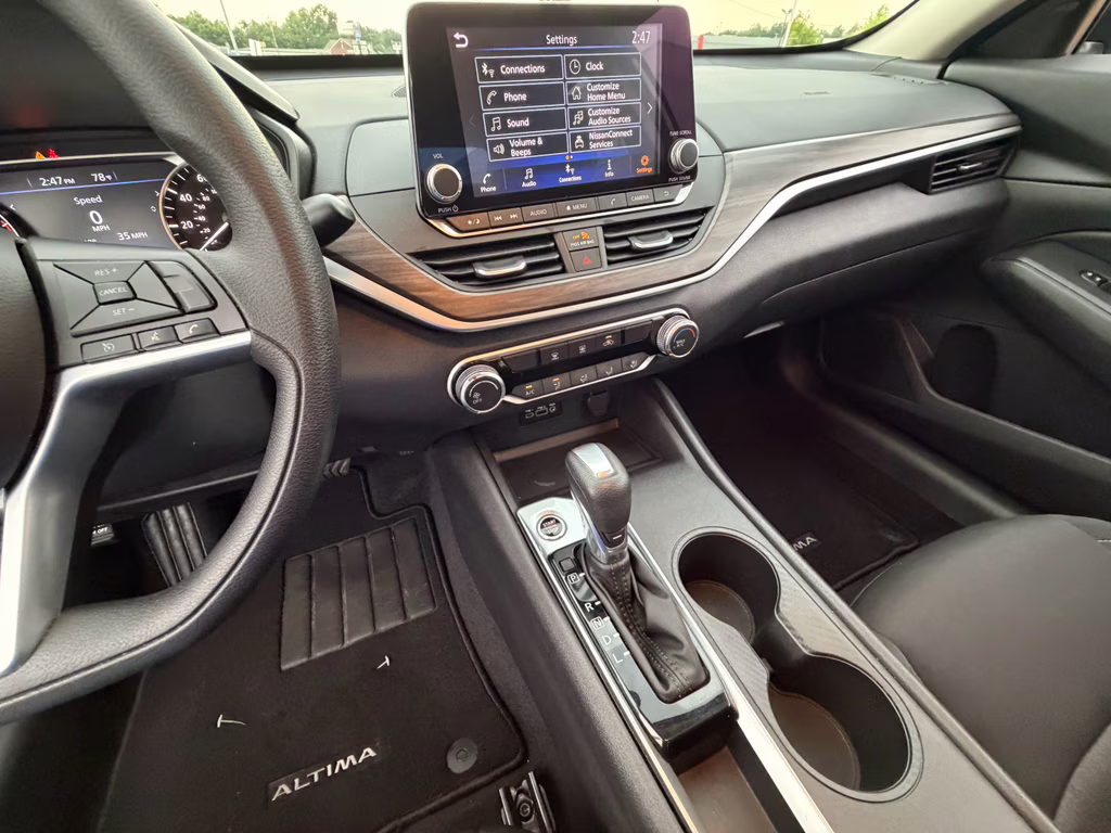 2025 Glacier White Nissan Altima SV FWD Sedan
