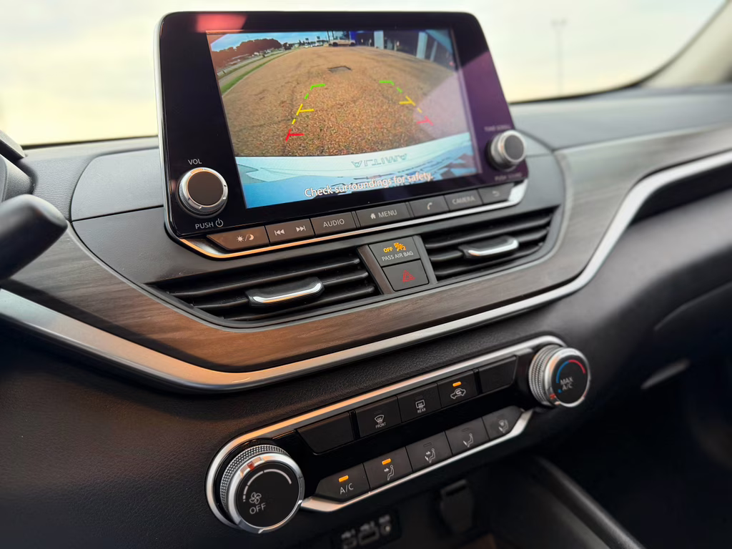 2025 Glacier White Nissan Altima SV FWD Sedan