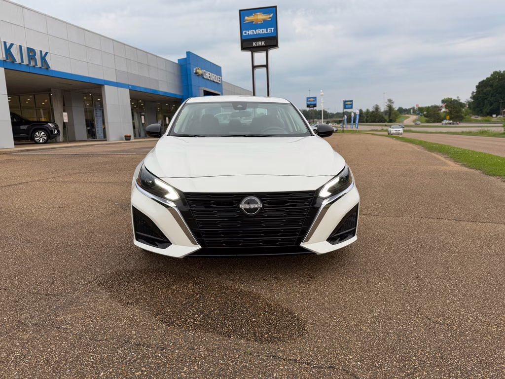 2025 Glacier White Nissan Altima SV FWD Sedan
