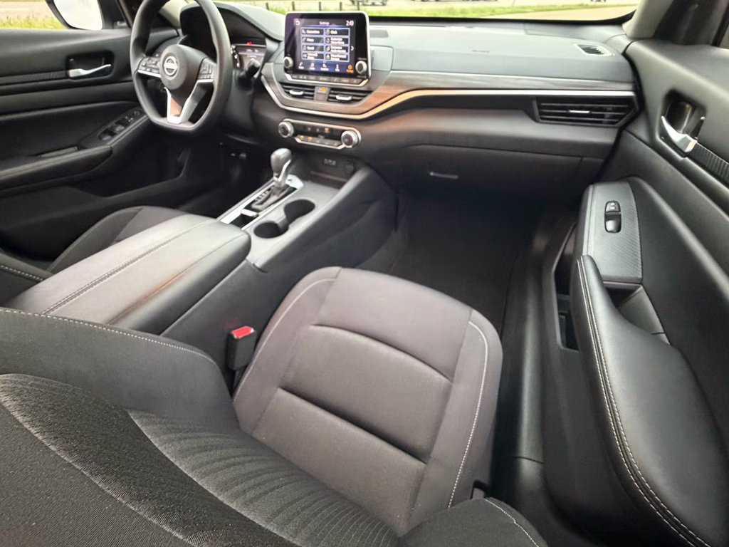 2025 Glacier White Nissan Altima SV FWD Sedan