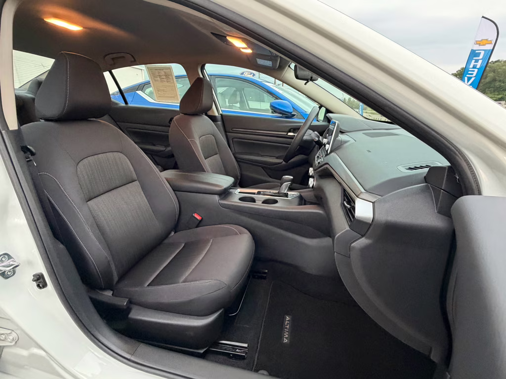 2025 Glacier White Nissan Altima SV FWD Sedan