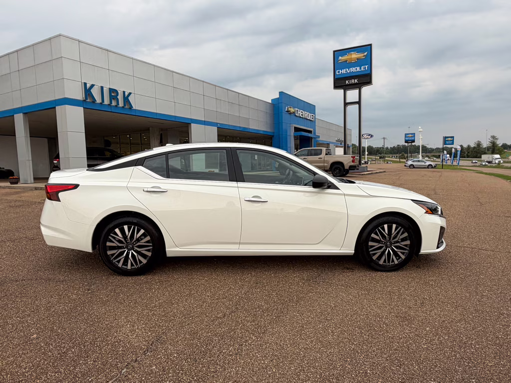 2025 Glacier White Nissan Altima SV FWD Sedan
