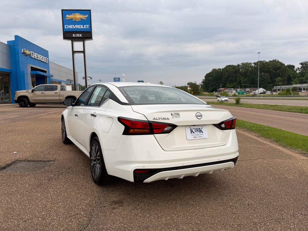 2025 Glacier White Nissan Altima SV FWD Sedan