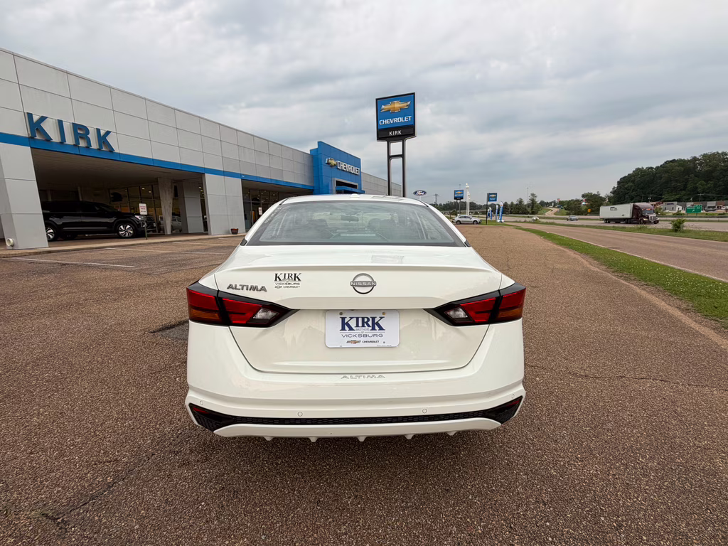 2025 Glacier White Nissan Altima SV FWD Sedan