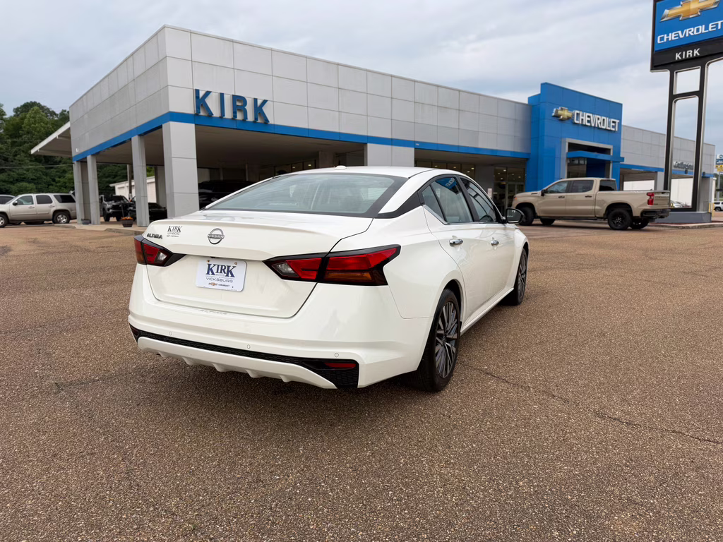 2025 Glacier White Nissan Altima SV FWD Sedan