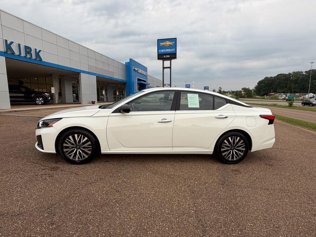 2025 Glacier White Nissan Altima SV FWD Sedan