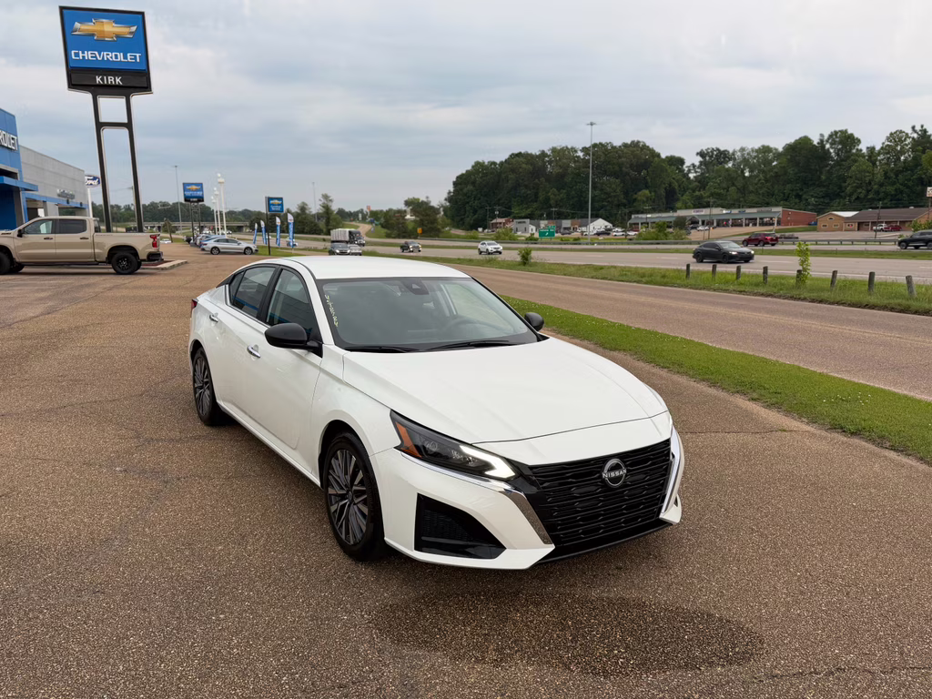 2025 Glacier White Nissan Altima SV FWD Sedan