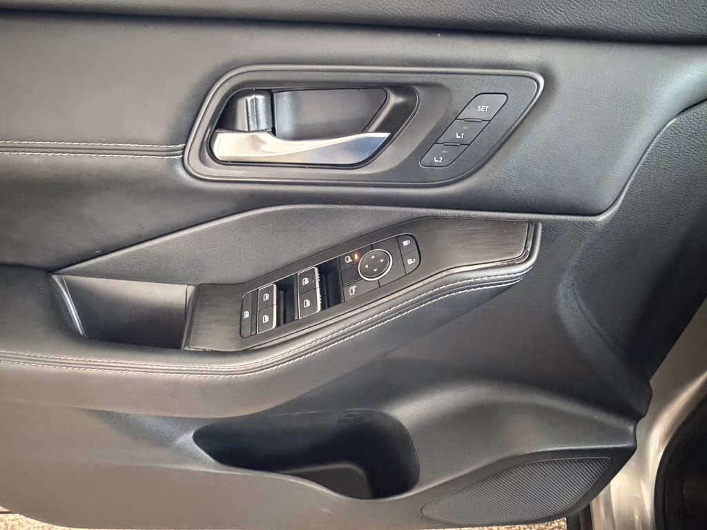 2025 Champagne Silver Metallic/Super Black Nissan Rogue SL FWD SUV
