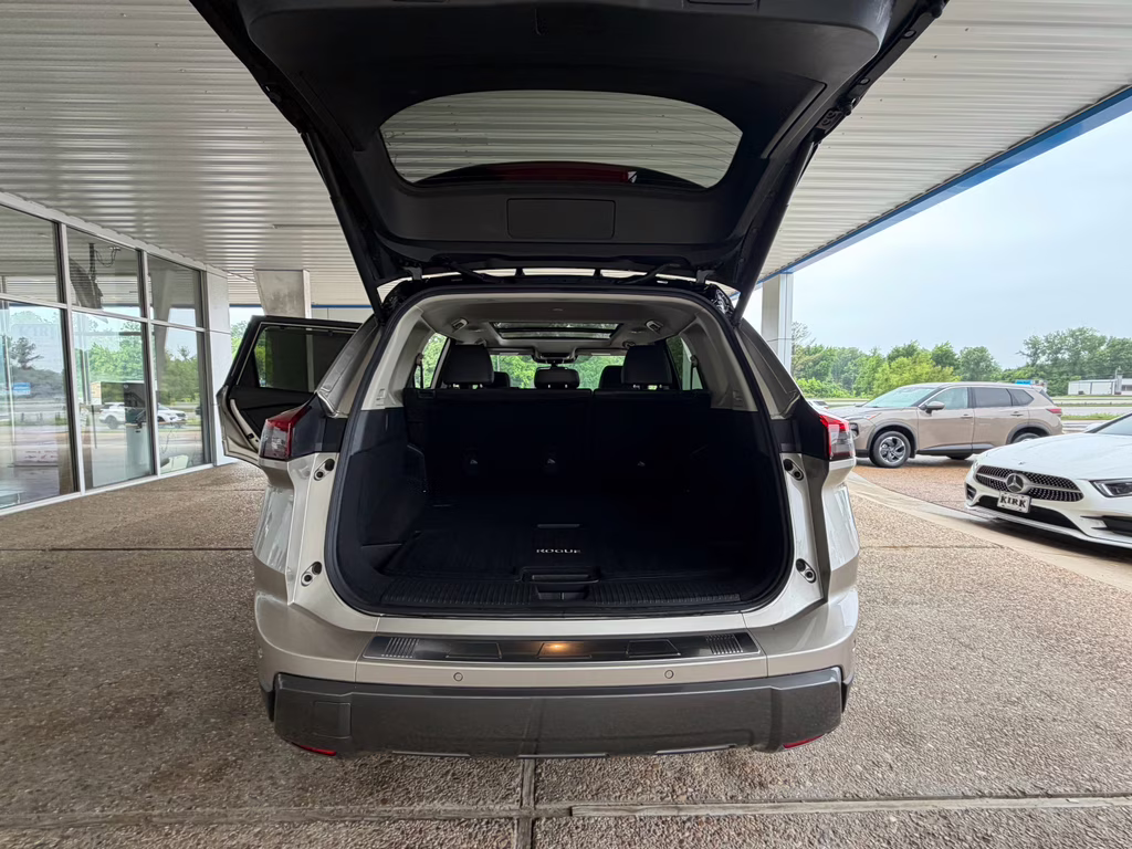 2025 Champagne Silver Metallic/Super Black Nissan Rogue SL FWD SUV