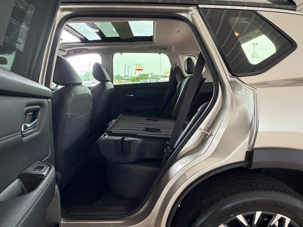 2025 Champagne Silver Metallic/Super Black Nissan Rogue SL FWD SUV