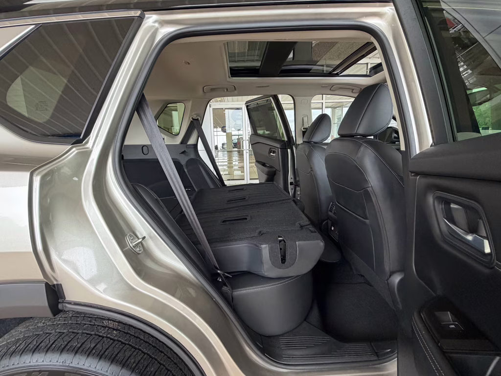 2025 Champagne Silver Metallic/Super Black Nissan Rogue SL FWD SUV