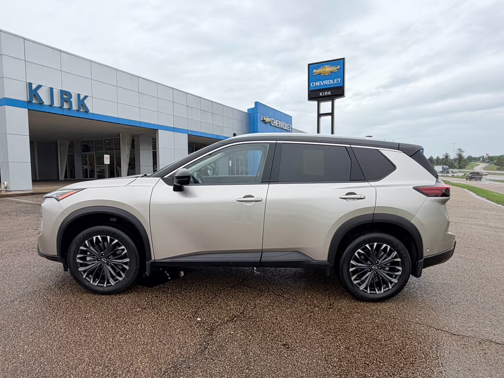 2025 Champagne Silver Metallic/Super Black Nissan Rogue SL FWD SUV