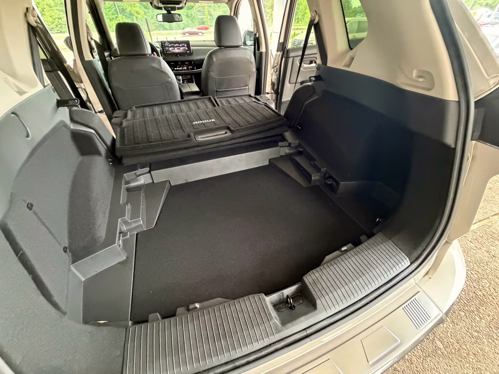 2025 Champagne Silver Metallic/Super Black Nissan Rogue SL FWD SUV