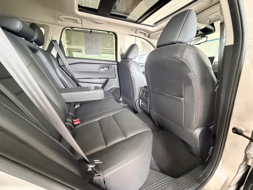 2025 Champagne Silver Metallic/Super Black Nissan Rogue SL FWD SUV