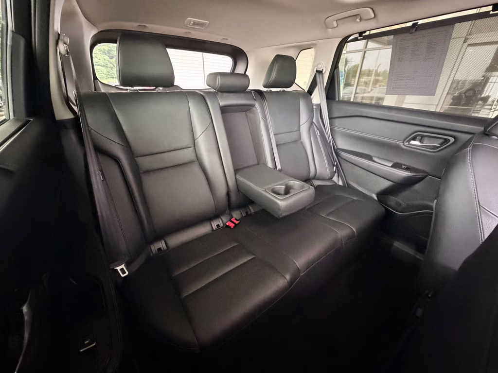 2025 Champagne Silver Metallic/Super Black Nissan Rogue SL FWD SUV