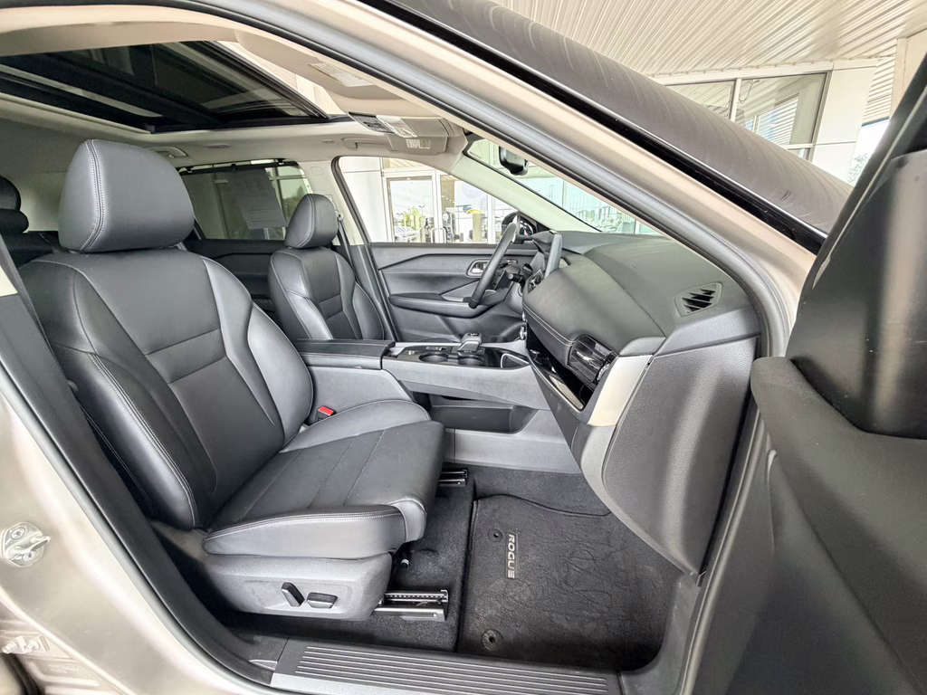 2025 Champagne Silver Metallic/Super Black Nissan Rogue SL FWD SUV