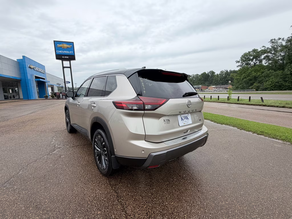 2025 Champagne Silver Metallic/Super Black Nissan Rogue SL FWD SUV