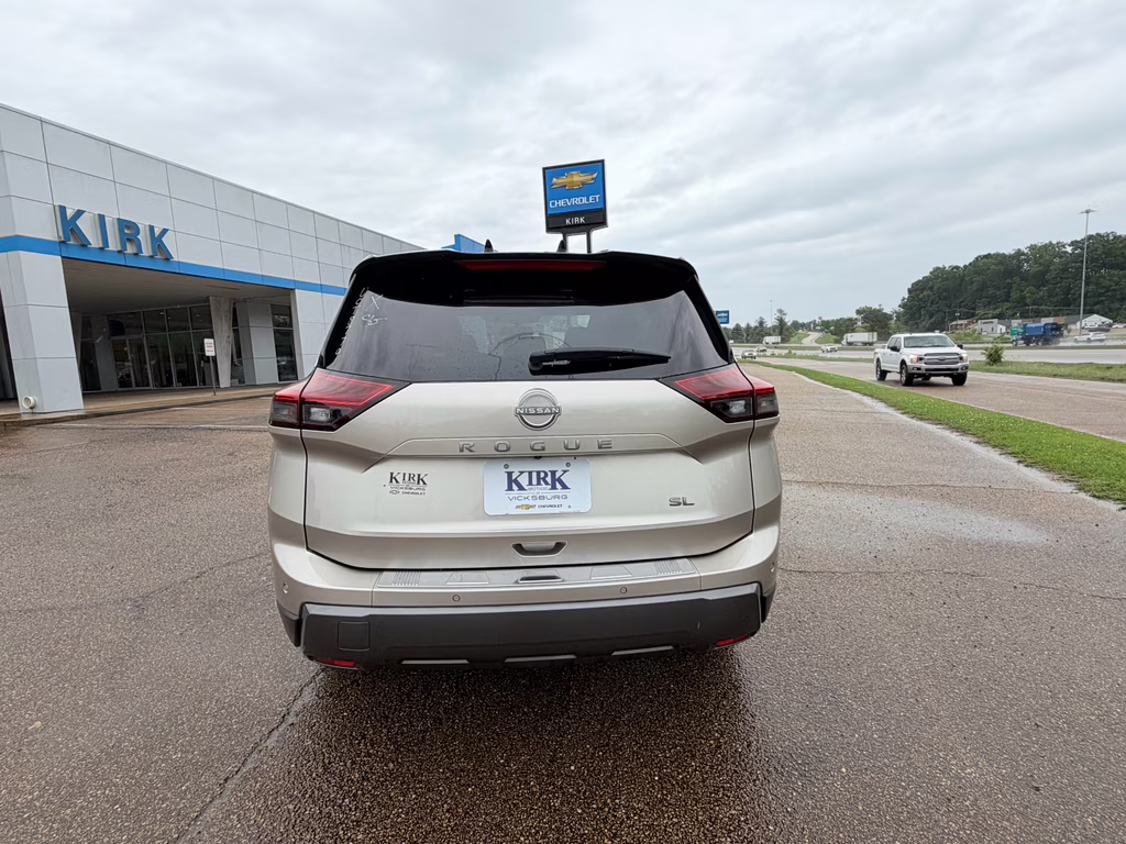 2025 Champagne Silver Metallic/Super Black Nissan Rogue SL FWD SUV
