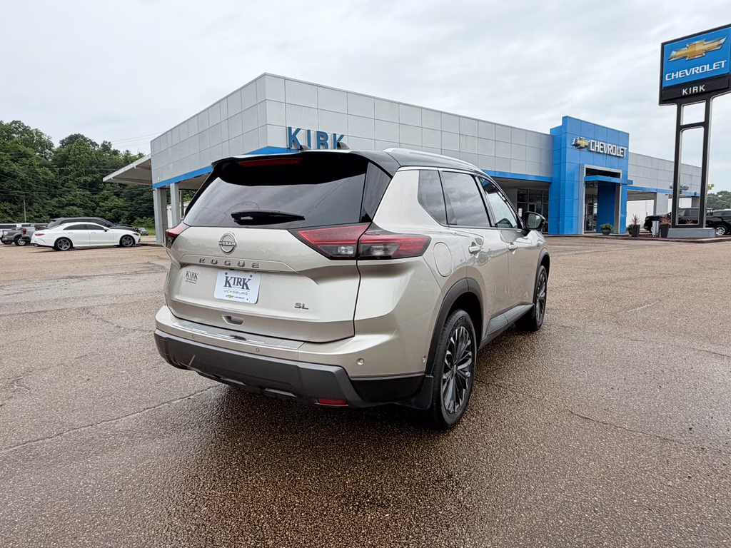 2025 Champagne Silver Metallic/Super Black Nissan Rogue SL FWD SUV