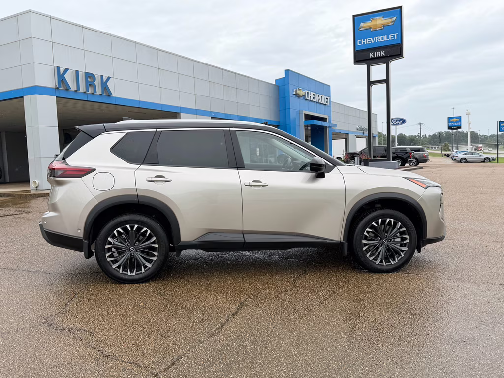 2025 Champagne Silver Metallic/Super Black Nissan Rogue SL FWD SUV