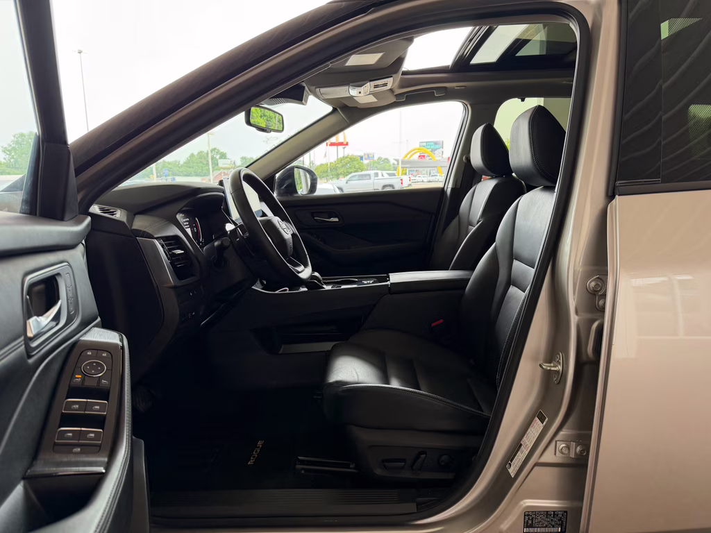2025 Champagne Silver Metallic/Super Black Nissan Rogue SL FWD SUV