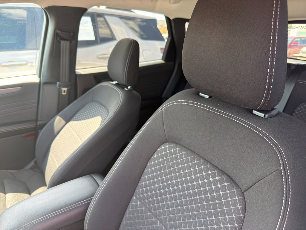 2024 Oxford White Ford Escape Active FWD SUV