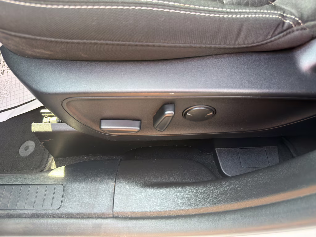 2024 Oxford White Ford Escape Active FWD SUV