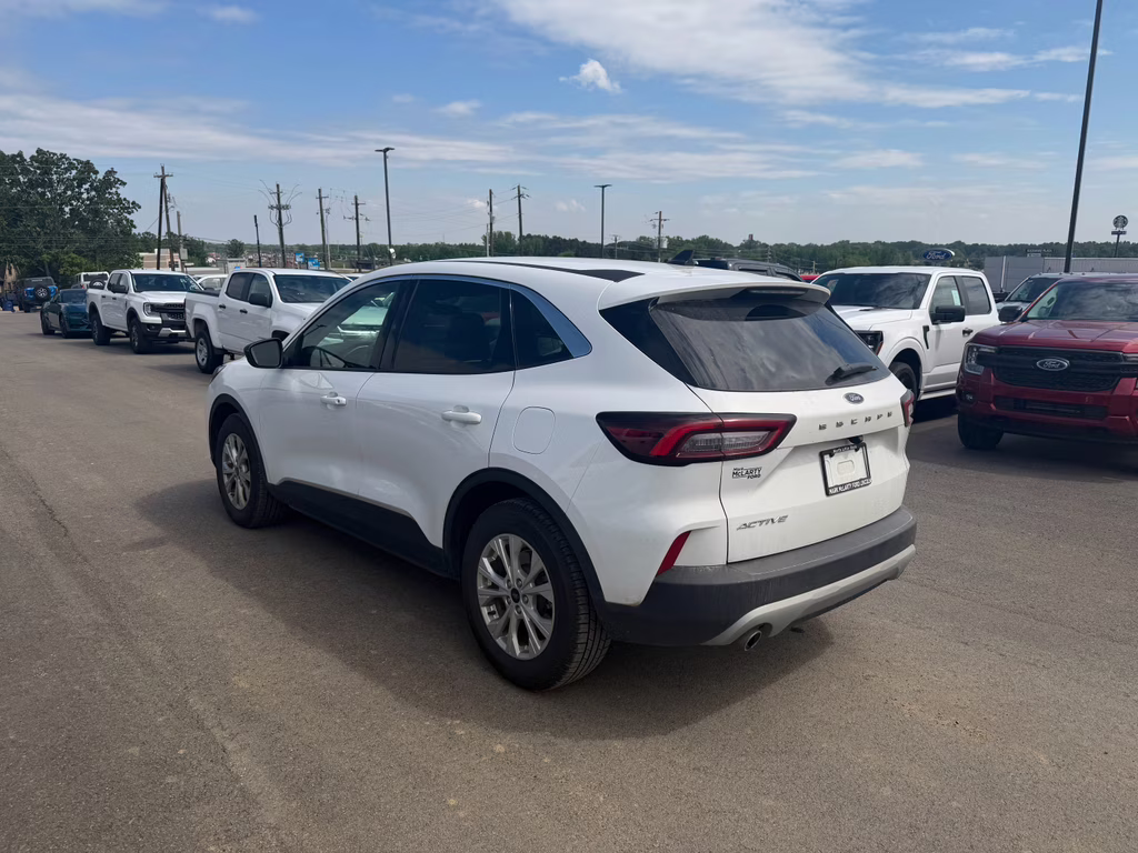2024 Oxford White Ford Escape Active FWD SUV