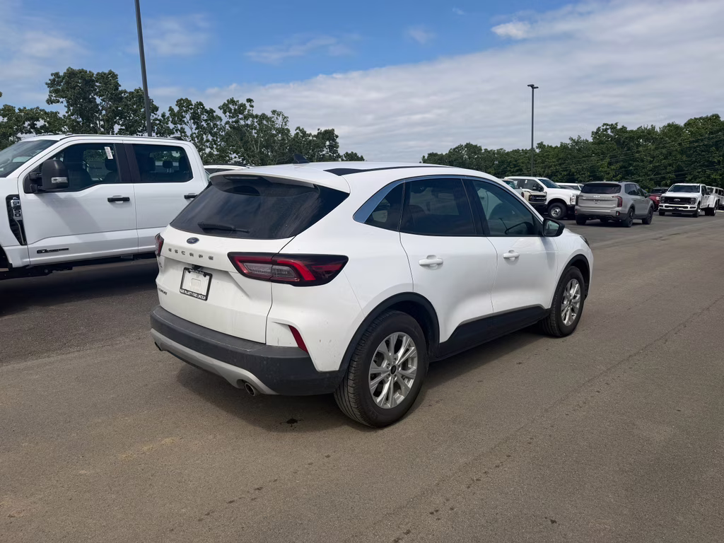 2024 Oxford White Ford Escape Active FWD SUV