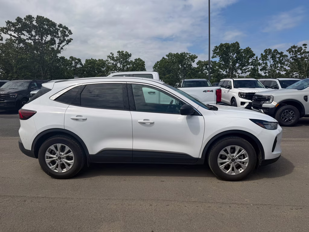 2024 Oxford White Ford Escape Active FWD SUV