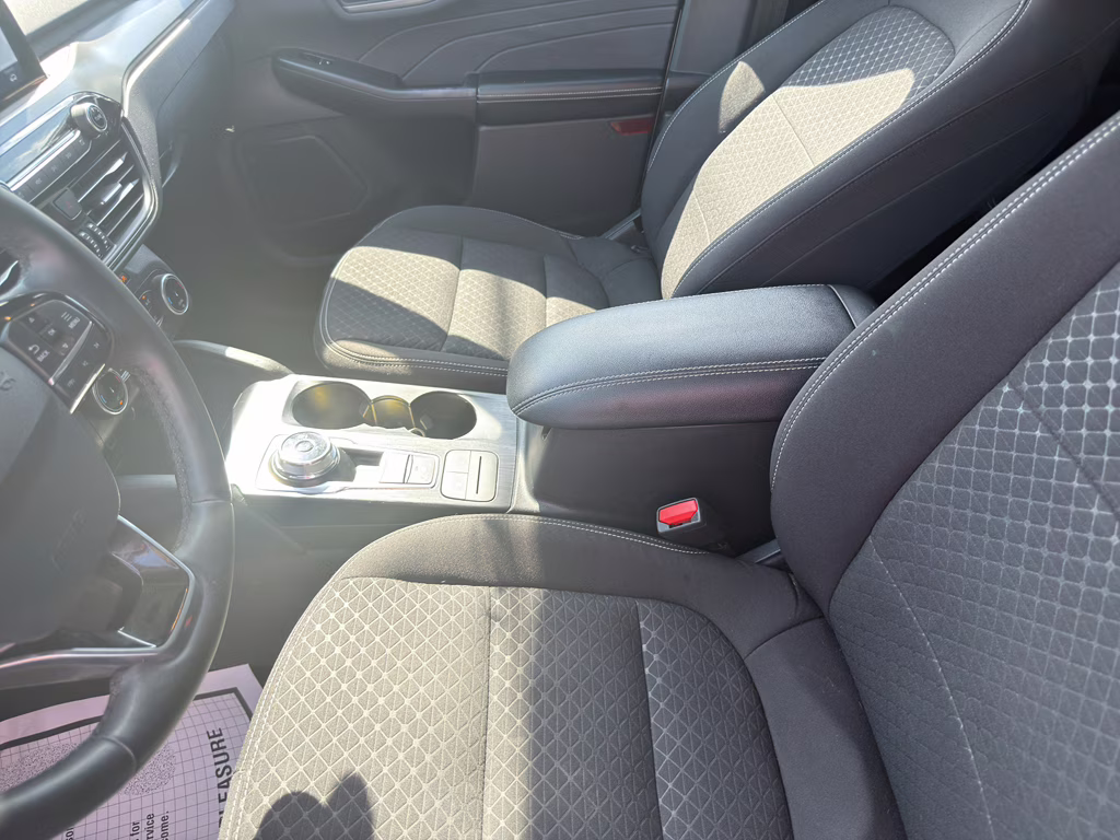 2024 Oxford White Ford Escape Active FWD SUV