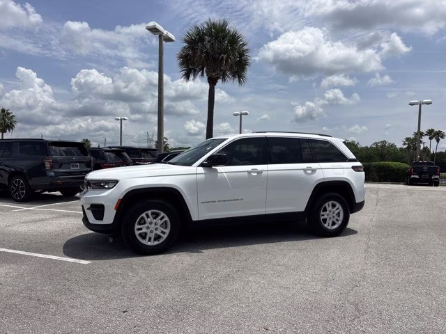 2023 Bright White Clearcoat Jeep Grand Cherokee Laredo RWD SUV