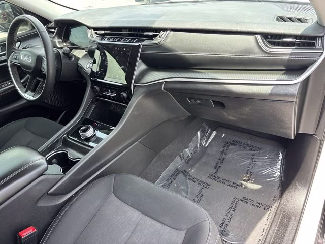2023 Bright White Clearcoat Jeep Grand Cherokee Laredo RWD SUV