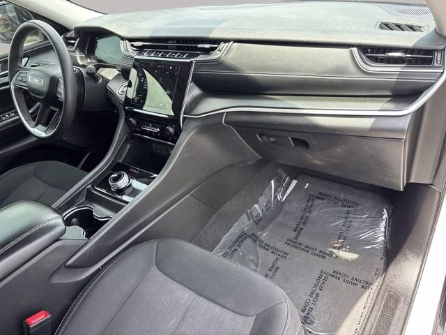 2023 Bright White Clearcoat Jeep Grand Cherokee Laredo RWD SUV