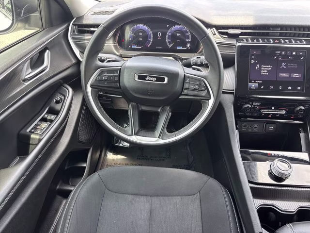 2023 Bright White Clearcoat Jeep Grand Cherokee Laredo RWD SUV