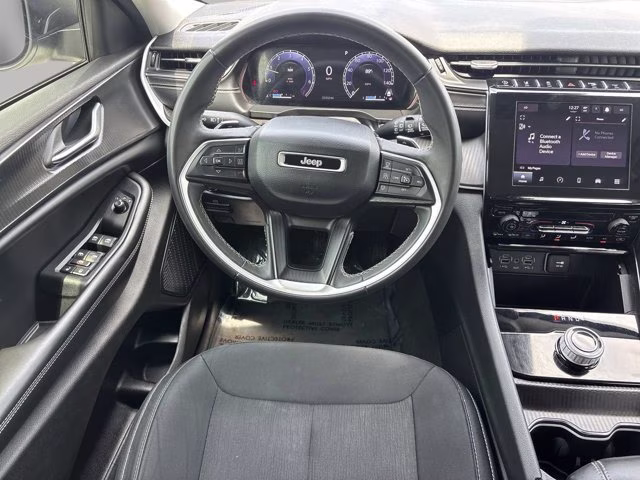 2023 Bright White Clearcoat Jeep Grand Cherokee Laredo RWD SUV