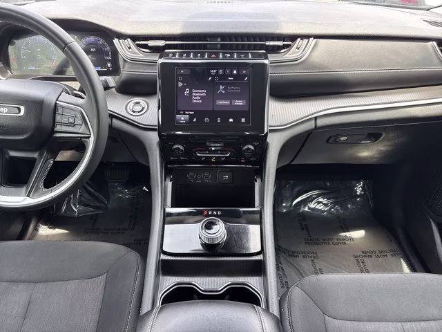 2023 Bright White Clearcoat Jeep Grand Cherokee Laredo RWD SUV