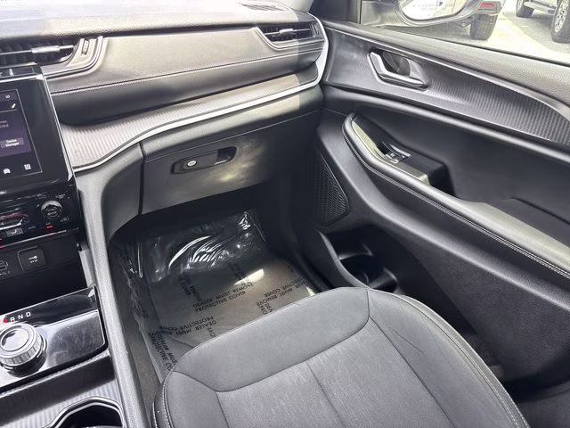 2023 Bright White Clearcoat Jeep Grand Cherokee Laredo RWD SUV