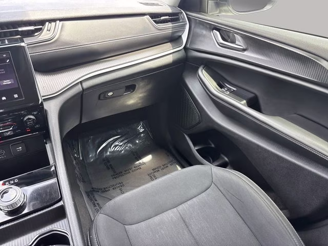 2023 Bright White Clearcoat Jeep Grand Cherokee Laredo RWD SUV