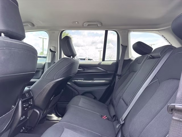 2023 Bright White Clearcoat Jeep Grand Cherokee Laredo RWD SUV