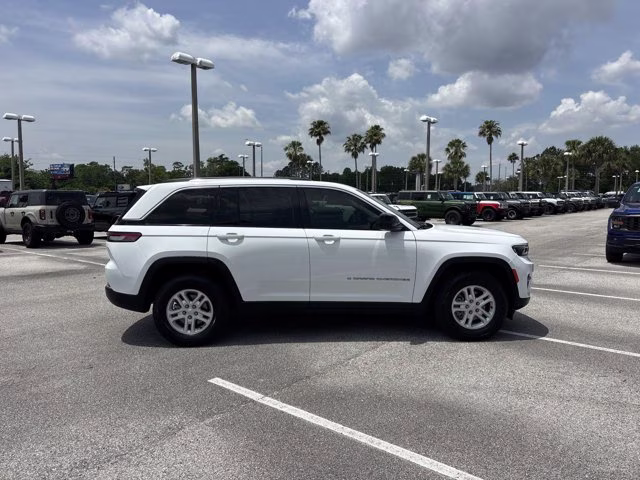 2023 Bright White Clearcoat Jeep Grand Cherokee Laredo RWD SUV