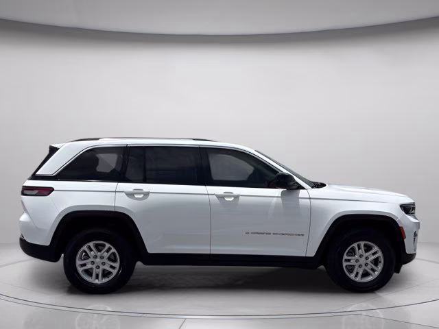 2023 Bright White Clearcoat Jeep Grand Cherokee Laredo RWD SUV
