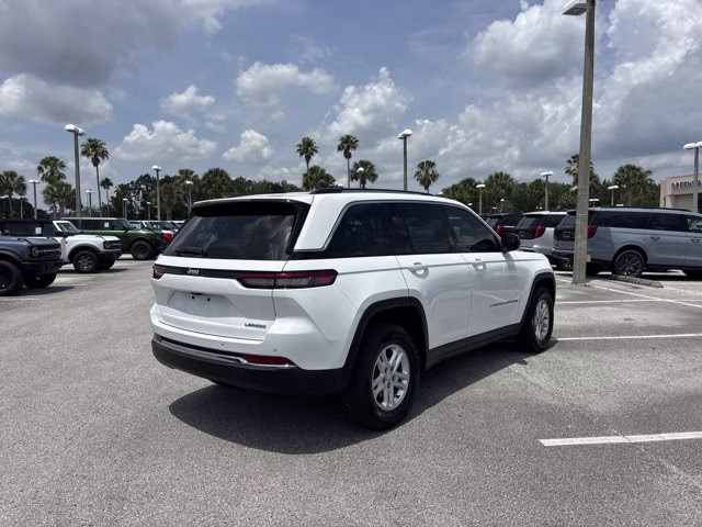 2023 Bright White Clearcoat Jeep Grand Cherokee Laredo RWD SUV