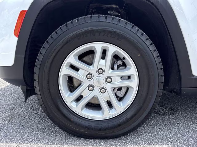 2023 Bright White Clearcoat Jeep Grand Cherokee Laredo RWD SUV