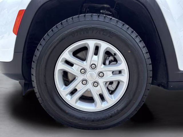 2023 Bright White Clearcoat Jeep Grand Cherokee Laredo RWD SUV