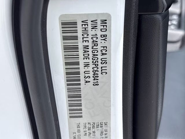 2023 Bright White Clearcoat Jeep Grand Cherokee Laredo RWD SUV