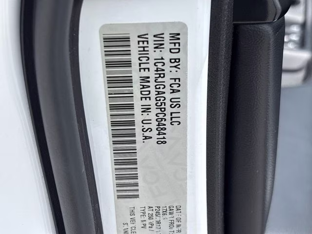 2023 Bright White Clearcoat Jeep Grand Cherokee Laredo RWD SUV